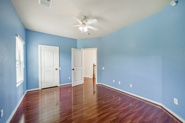 Building Photo - 11025 Robin Hood Ct