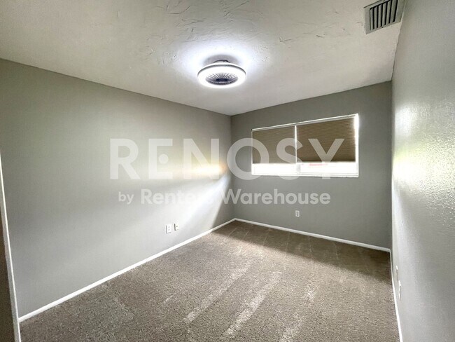 Building Photo - Largo - 4 Bed/2 Bath Single Family Home with Fenced Yard