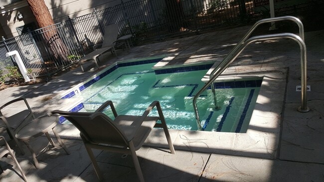 Building Photo - Rare Villagio 2 level townhome with garage and balcony, plus Den