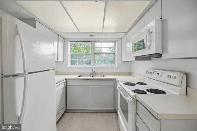 Building Photo - 12102 Green Leaf Ct