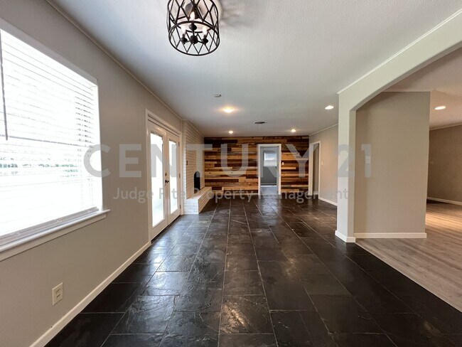Building Photo - Beautifully Refreshed 3/2/2 in Fort Worth ...