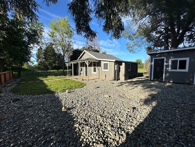 Building Photo - Charming One Bedroom in the Heart of Red Bluff! Pet Friendly!