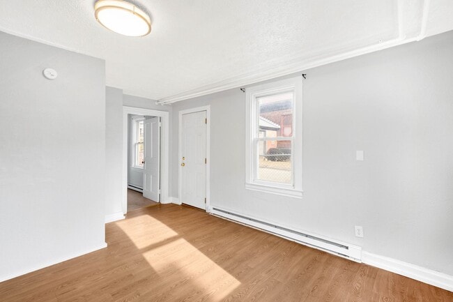 Building Photo - 831 Hall St