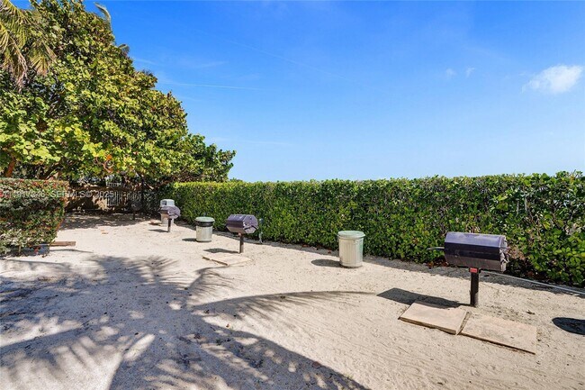 Building Photo - 5005 Collins Ave