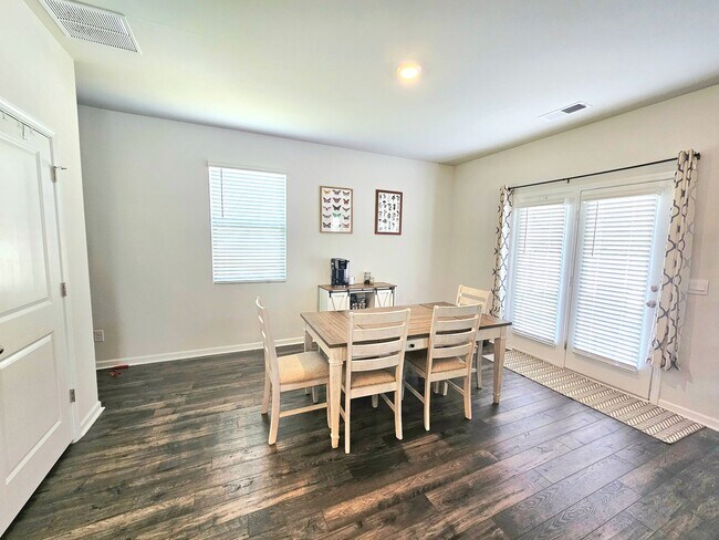 Building Photo - Beautiful Home 4 Bedroom 2.5 Bath