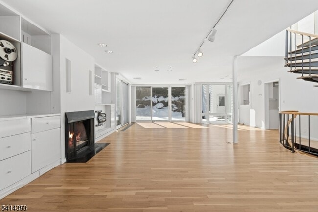 Building Photo - 2 Old Mill Rd