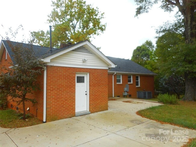 Building Photo - 8917 Nottoway Dr