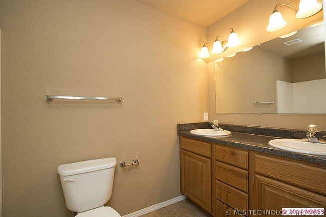 Building Photo - Beautiful 3 Bed 2 Bath Home with New Plank...