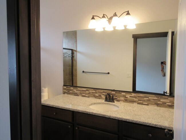 Building Photo - Beautiful home in CDA