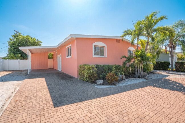 Building Photo - 2173 W Vina Del Mar Blvd