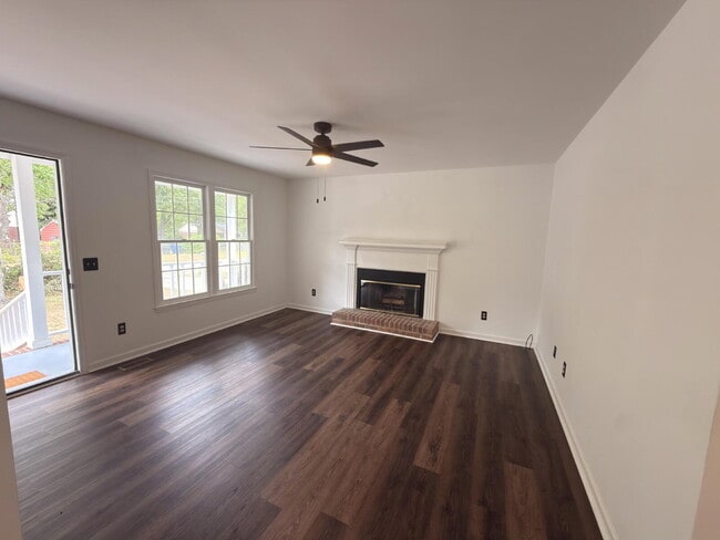 Building Photo - Move-In ready-Rosewood 3BR w/ Fenced Yard + Pet Friendly