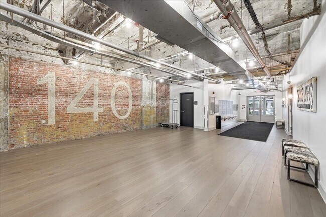 Building Photo - 140 Bay St