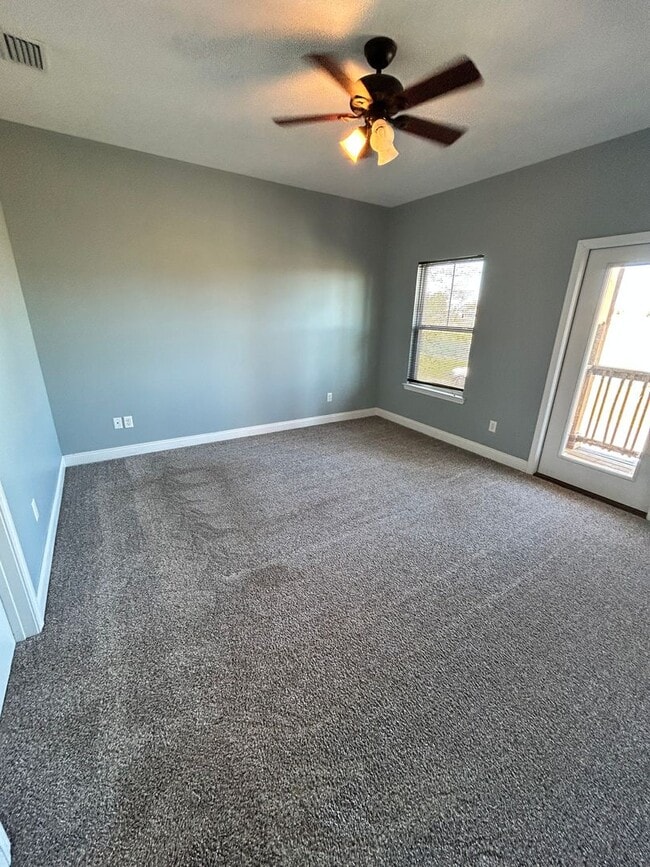 Building Photo - 664 Helen Ave