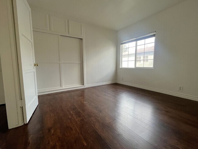 Building Photo - Locust St.