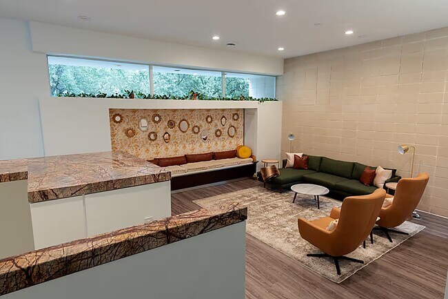 Building Photo - 4904 S Shepherd Dr