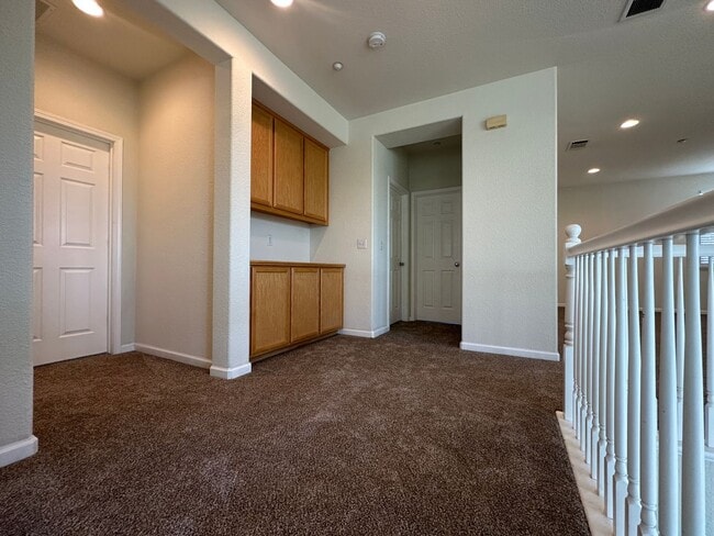 Building Photo - Gorgeous 3 Bed / 2.5 Bath Home in Desirable Rose Garden Community!