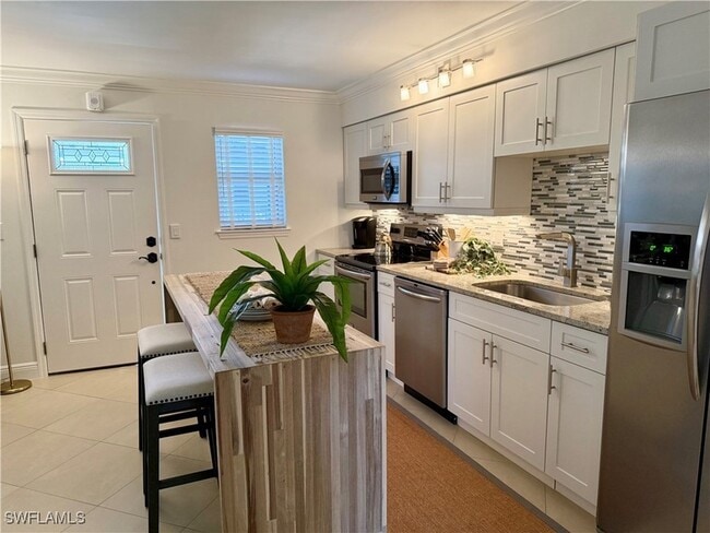 Building Photo - 960 7th St S