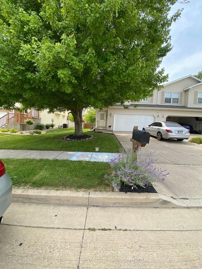 Building Photo - Beautiful 3BR, 2.5 bath townhouse in north Normal. Over 2300 square feet. Large finished basement...