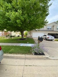 Building Photo - Beautiful 3BR, 2.5 bath townhouse in north Normal. Over 2300 square feet. Large finished basement...