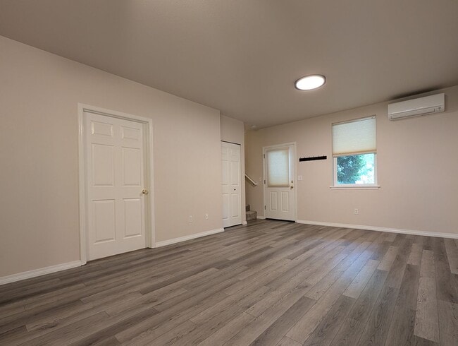 Building Photo - 3 Bedroom, 2 Bath Home Close To Skinner Butte!