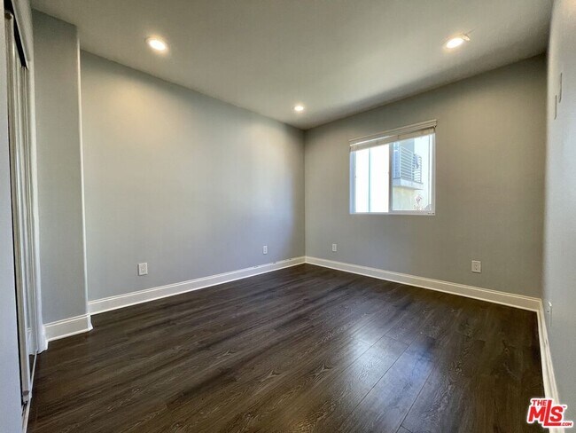 Building Photo - 7113 S La Cienega Blvd