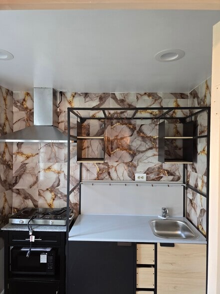 Kitchenette - 8604 Briarwood Ct