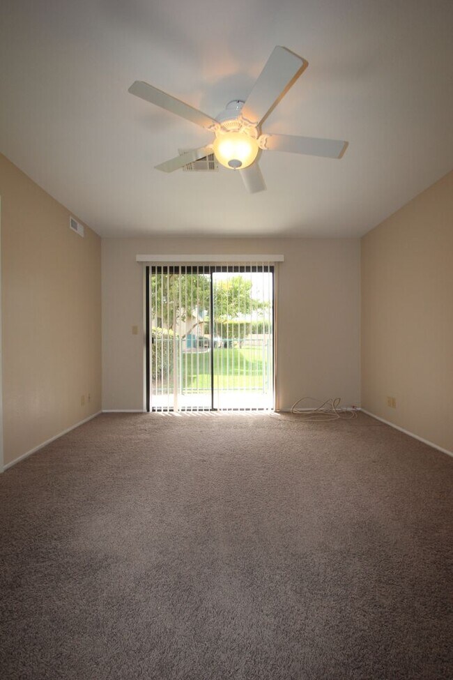 Building Photo - Lovely 2 Bed 2 Bath Downstairs Condo in Gr...