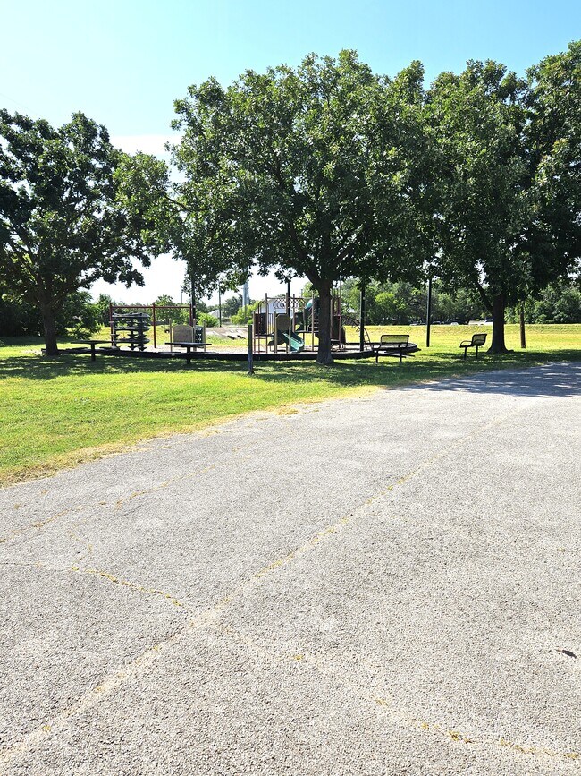 Building Photo - 1002 Woodview Dr