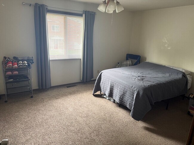 Building Photo - HEST412