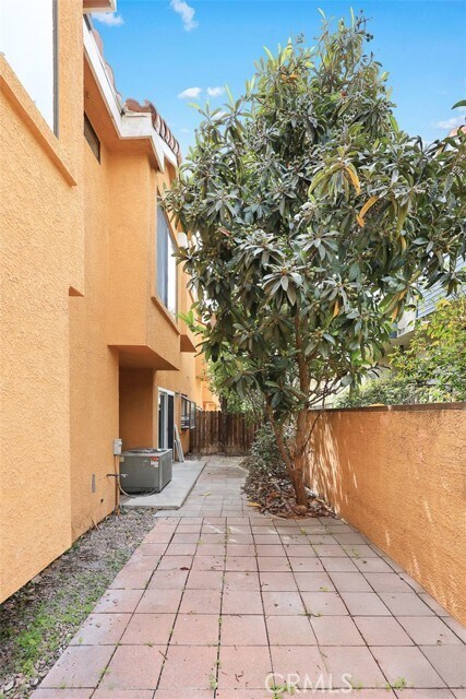 Building Photo - 319 California St