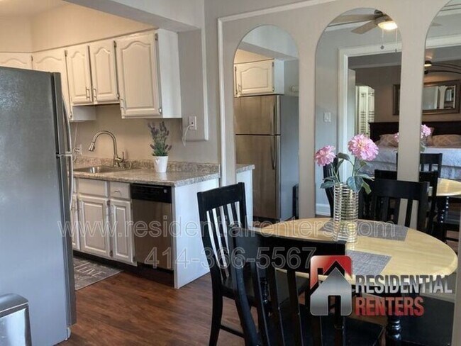 Building Photo - 1028 E Juneau Ave