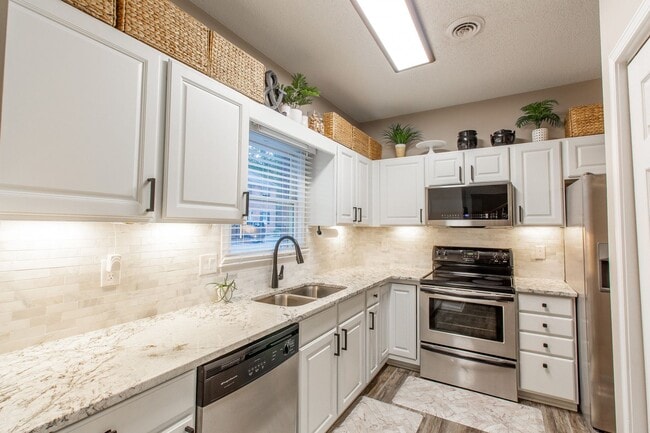 Building Photo - Beautiful 2 Bed, 2.5 Bath Condo in Johnson...