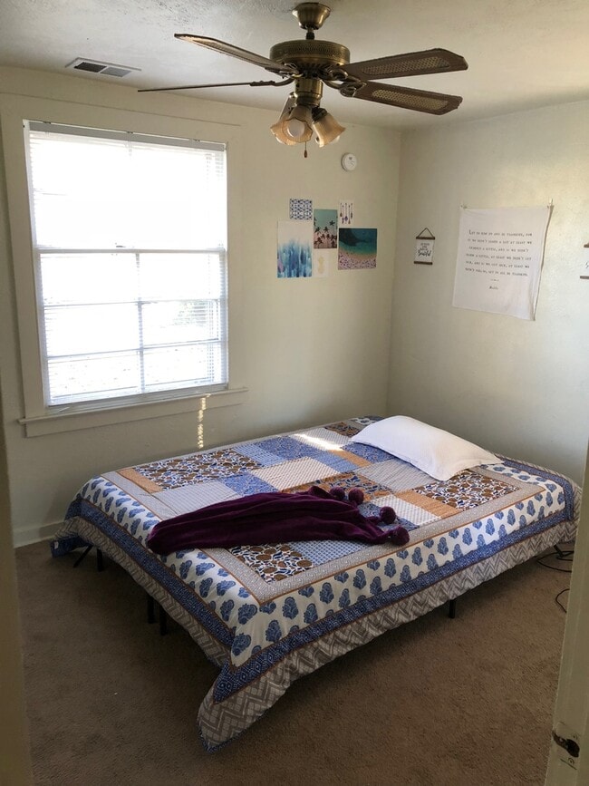 Building Photo - 4 Bedroom Available August 2026! Monthly r...