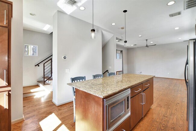 Building Photo - 5202 Lillian St