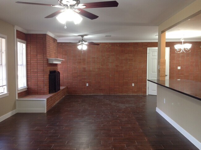 Building Photo - Gorgeous Remodel - North Austin Home!