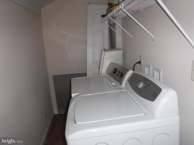 Primary Photo - 153 S Main St