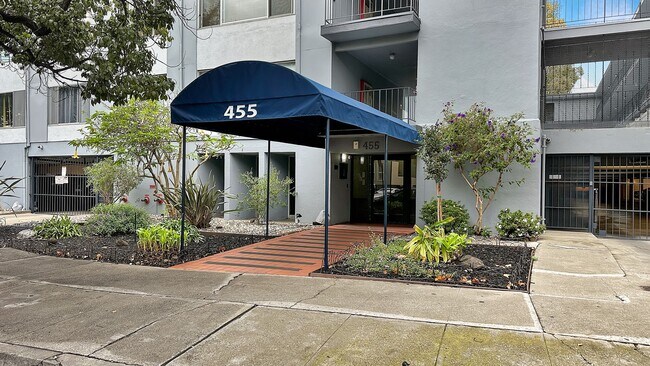 Building Photo - Large 1 bed 1 bath Nestled in Grand Lake Neighborhood