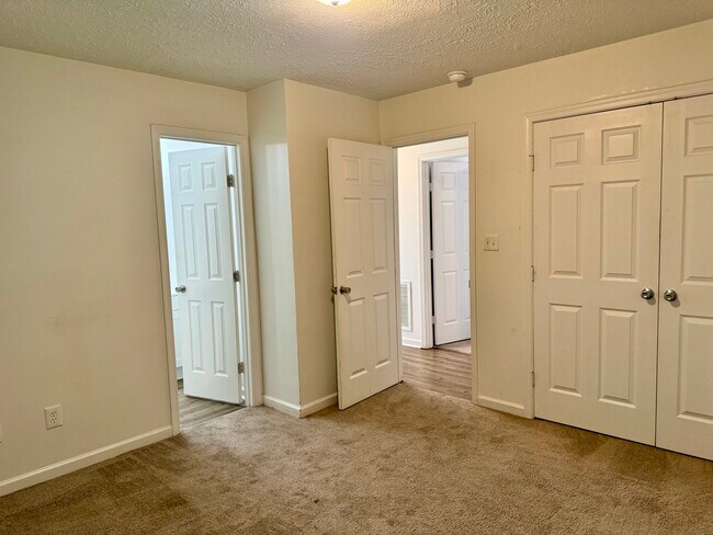 Entrance to main level full bathroom - 4907 Sycamore Pl