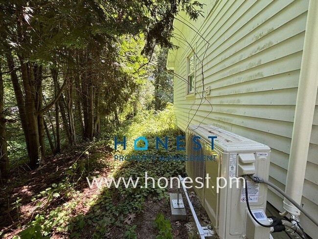 Building Photo - 206 Derosay St