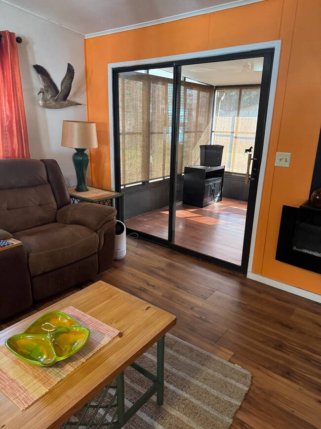 Building Photo - 638 N Edgewater Dr