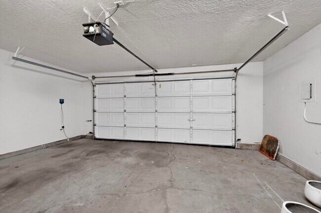 Building Photo - 9735 Village Green Dr NE