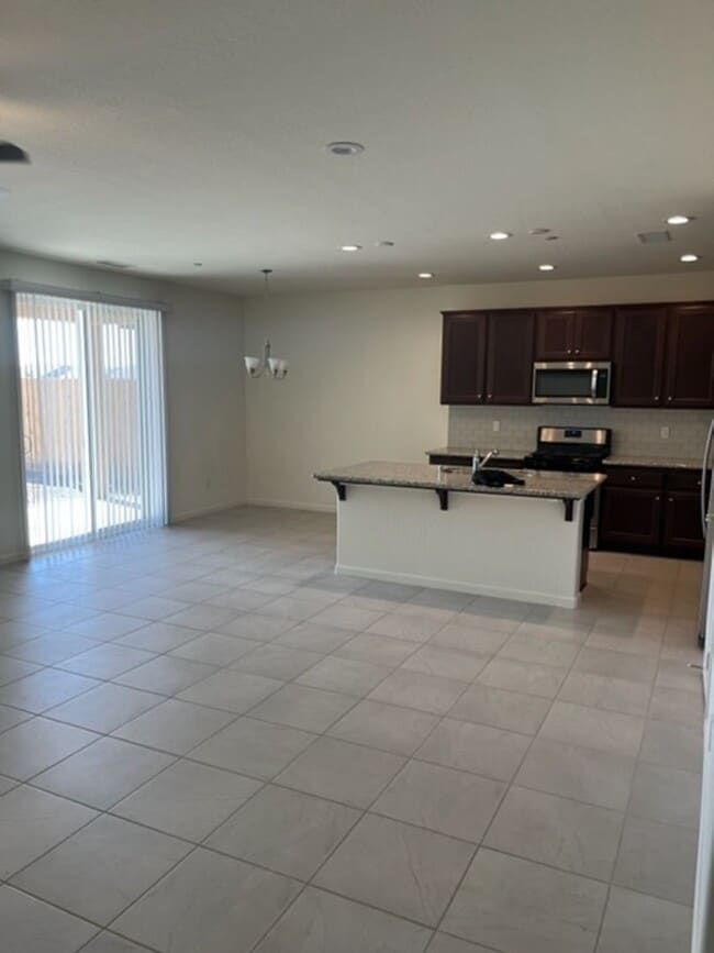 Building Photo - 4 Bedroom 2 Bath home in Hanford Coming So...
