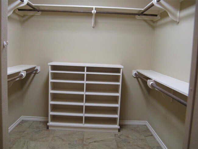 Building Photo - 806 Woodland Park Dr
