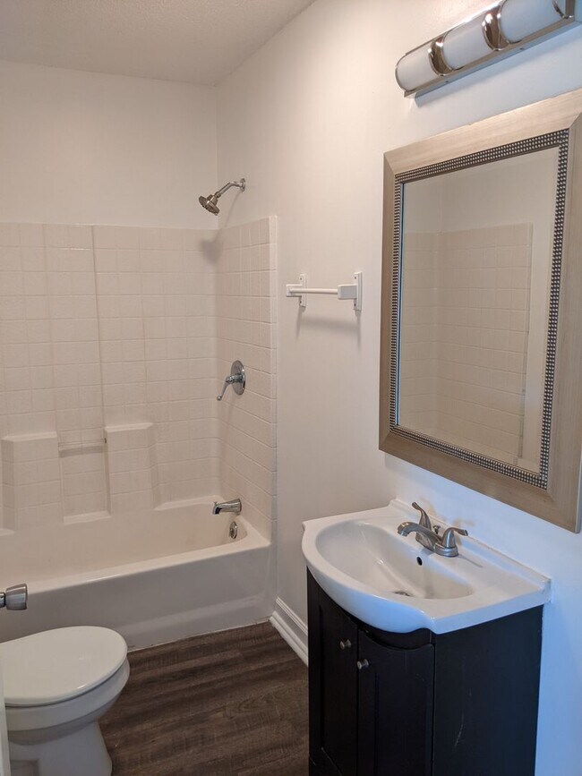 Building Photo - 900 Carline Rd