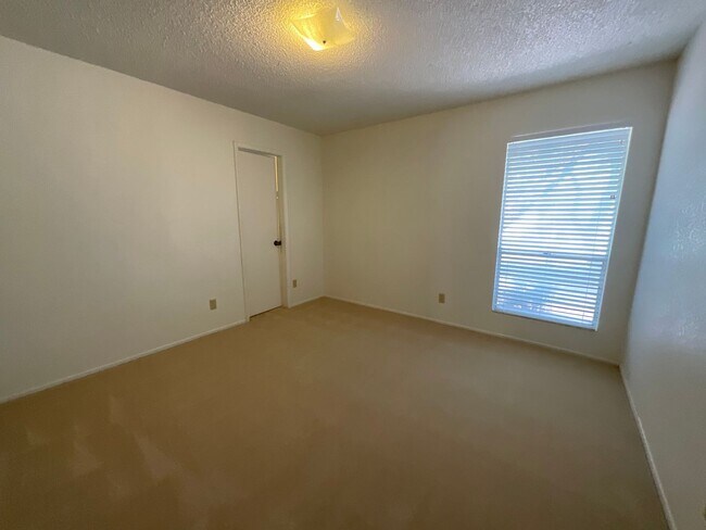 Building Photo - Great Northwest location Magee & La Canada