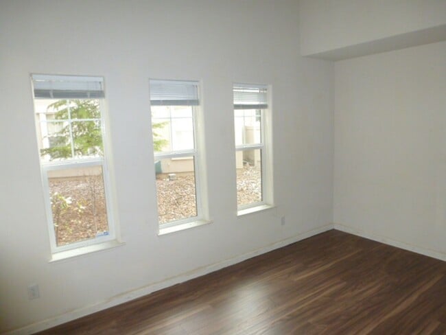 Building Photo - Four Bedroom, Three Bath Home in Somersett