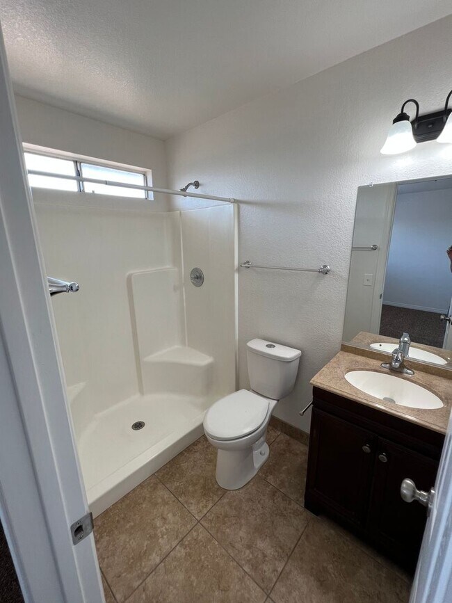 Building Photo - Move in Special!! $1000 off 1st Month's Rent!!