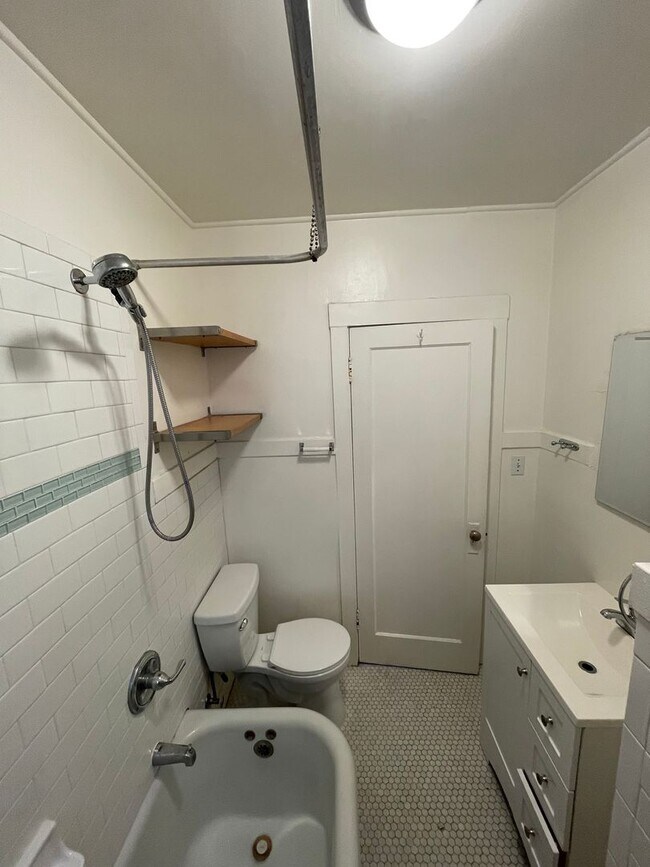 Building Photo - Charming one-bed, one-bath apartment in Midtown