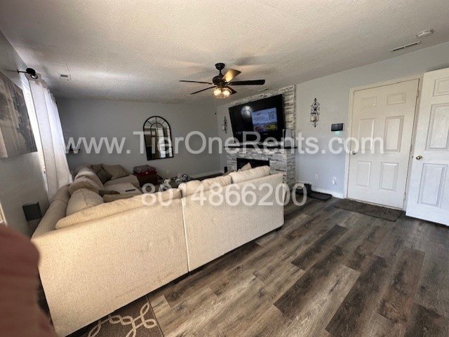 Building Photo - This property offers a NO DEPOSIT option available for qualified renters!