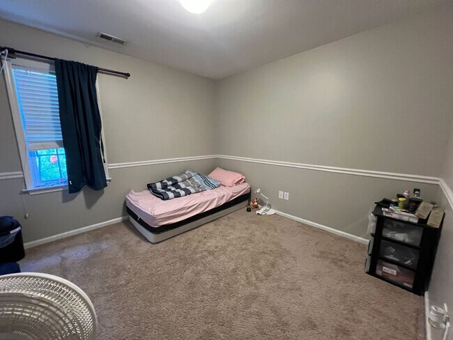 Building Photo - Charming Home in Country Club Hills – Ideal Location & Spacious Living